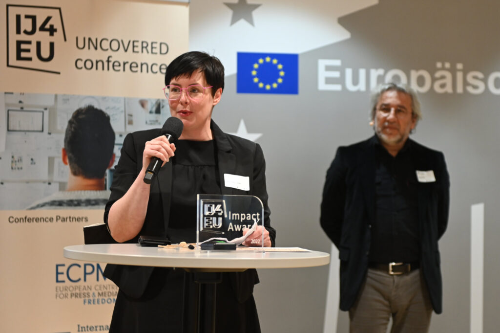 Julia Vernersson announcing the IMPACT award winner during UNCOVERED conference (photo: ECPMF / Andreas Lamm)