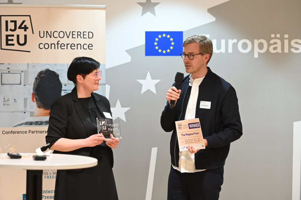 IMPACT award winners 2022 – The Pegasus Project – Frederik Obermaier received the award for the investigative team in Berlin (photo: ECPMF / Andreas Lamm)